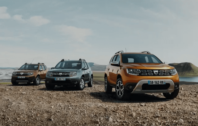 Tres camionetas Dacia sobre terreno rocoso