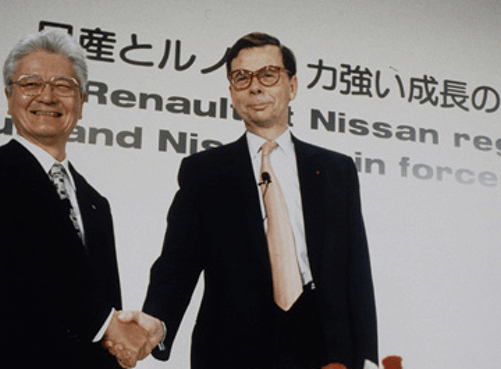 Dos hombres estrechandose la mano