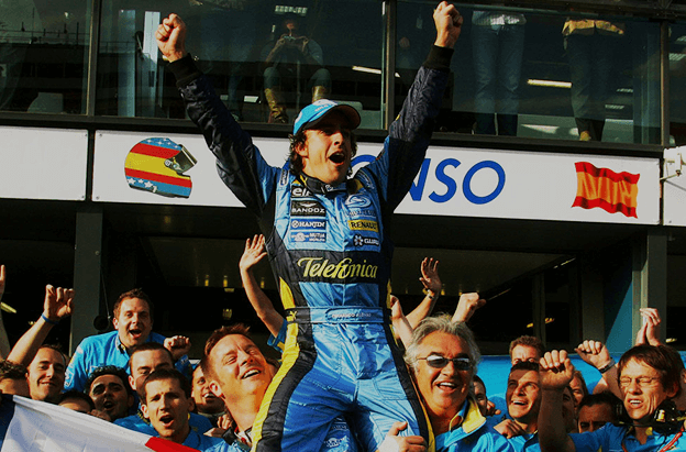 Fernando Alonso celebrando junto a su equipo ser el Campeón de mundial de Fórmula 1 con la escuderia Renault año 2006
