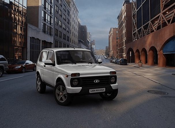 Todoterreno blanco tipo Lada Niva 4x4 estacionado en una calle urbana amplia
