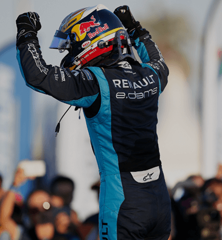 Piloto de la escudería Renault de Fórmula E celebrando