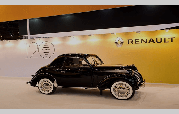 Antiguo coche en exposición de los 120 años de Renault