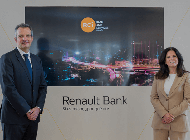 Hombre y mujer frente delante de una pantalla corporativa de Renault Bank